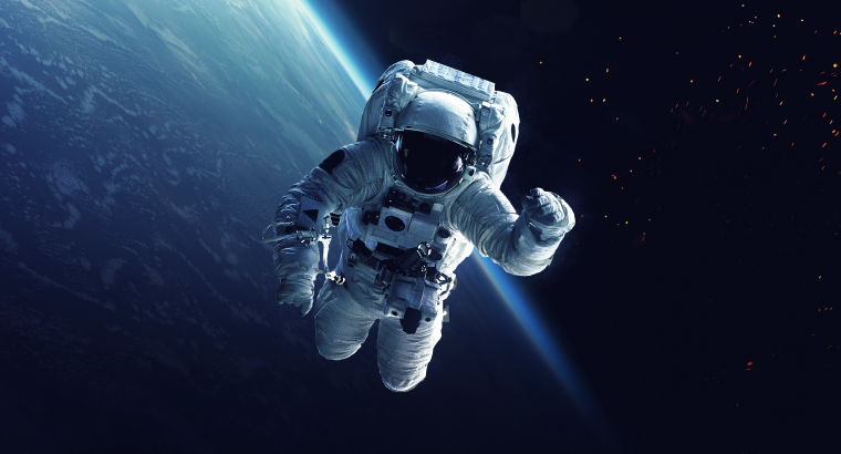 Astronaut in de ruimte. Op de achterond is de aarde en de atmosfeer zichtbaar. De astronaut zwaait naar de camera. 